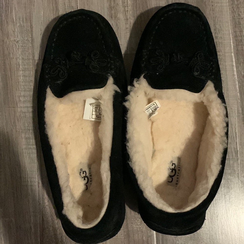 Woman’s Ugg slippers size 6